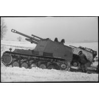 Des artilleurs s'activent de Sd.kfz.124 "Wespe".