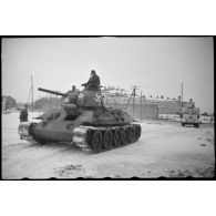 Dans une rue de Witebsk, un char soviétique T-34 (Beutepanzer) capturé. On remarque le nom du commandant "Hoppe" peint sur la tourelle du char.