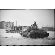 Dans une rue de Witebsk, un char soviétique T-34 (Beutepanzer) capturé. On remarque le nom du commandant "Hoppe" peint sur la tourelle du char.