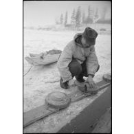 Des fantassins allemands préparent des mines antichars (Tellerminen).