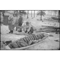 Des fantassins allemands préparent des mines antichars (Tellerminen).