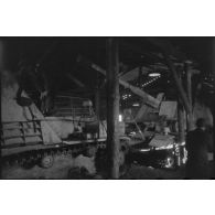 Un atelier couvert (du type Werkstattkompanie) permet à des mécaniciens d'effectuer la maintenance sur des Nashorn comme sur des canons de 8,8 cm Flak.