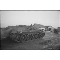 Un blindé T-34 (du type Bergpanzer T-34) sans sa tourelle permet aux mécaniciens d'effectuer des dépannage.