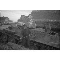 Un char russe T-34 capturé portant le nom du Major Hoppe commandant le schwere Panzerjäger-Abteilung 519.