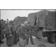 Des fantassins ou Panzergrenadiers vont monter à bord d'un camion.