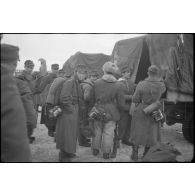 Des fantassins ou Panzergrenadiers vont monter à bord d'un camion.