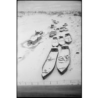 A Vitebsk (Witebsk), des navires prisonniers de la glace sur la Daugave ou son affluent