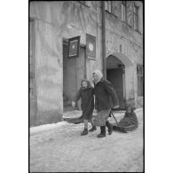 Un horloger dans Vitebsk (Witebsk), l'enseigne du commerçant est en rédigée en bilingue (germano-russe).