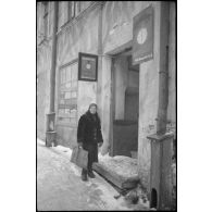 Un horloger dans Vitebsk (Witebsk), l'enseigne du commerçant est en rédigée en bilingue (germano-russe).