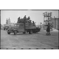Dans le centre de Vitebsk (Witebsk), les camions du NSKK transportent des meubles et la population.