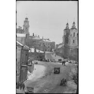 Circulation de véhicules militaires dans le centre de Vitebsk (Witebsk-Biélorussie).