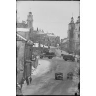 Circulation de véhicules militaires dans le centre de Vitebsk (Witebsk-Biélorussie).