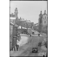 Circulation de véhicules militaires dans le centre de Vitebsk (Witebsk-Biélorussie).