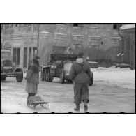 Circulation de véhicules militaires dans le centre de Vitebsk (Witebsk-Biélorussie).