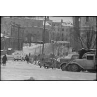 Circulation de véhicules militaires dans le centre de Vitebsk (Witebsk-Biélorussie).