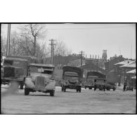 Circulation de véhicules militaires dans le centre de Vitebsk (Witebsk-Biélorussie).