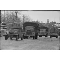 Circulation de véhicules militaires dans le centre de Vitebsk (Witebsk-Biélorussie).