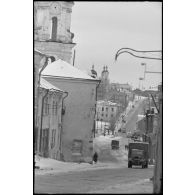 Circulation de véhicules militaires dans le centre de Vitebsk (Witebsk-Biélorussie).