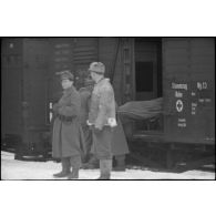 En gare de Vitebsk (Witebsk), le chargement de blessés allemand à bord de wagons.