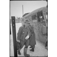 En gare de Vitebsk (Witebsk), le chargement de blessés allemand à bord de wagons.