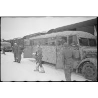 En gare de Vitebsk (Witebsk), le chargement de blessés allemand à bord de wagons.