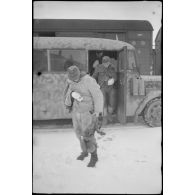 En gare de Vitebsk (Witebsk), le chargement de blessés allemand à bord de wagons.