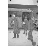 En gare de Vitebsk (Witebsk), le chargement de blessés allemand à bord de wagons.