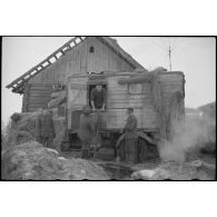 Un camion de transmissions de l'armée de l'air allemande, au premier plan on reconnaît la coiffure d'un cosaque.
