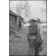 Un fantassin de l'armée de l'air allemande chargé d'un poste radio (tranmissions), ici il s'agit d'un Torn.Fu.d2.