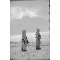 Des fantassins de la Luftwaffe posent pour le reporter.