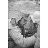 Un fantassin de l'armée de l'air allemande dans une tranchée, émet un message depuis d'un poste radio (tranmissions), ici il s'agit d'un Torn.Fu.d2.