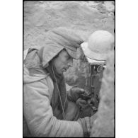 Un fantassin de l'armée de l'air allemande dans une tranchée, émet un message depuis d'un poste radio (tranmissions), ici il s'agit d'un Torn.Fu.d2.