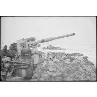 Deux pièces de 8, 8 cm FlaK 36/37 protégées par un encuvement .
