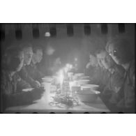 Des fantassins de la Luftwaffe rassemblés autour d'une table.