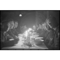 Des fantassins de la Luftwaffe rassemblés autour d'une table.