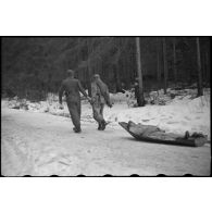 Transport d'un blessé dans une luge/traineau.