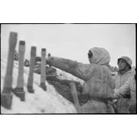 Grenades à  manche dans une tranchée allemande.