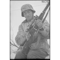 Un fantassin de l'armée de l'Air allemande utilise un fusil soviétique Vintovka capturé.