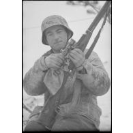 Un fantassin de l'armée de l'Air allemande utilise un fusil soviétique Vintovka capturé.