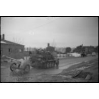Un semi-chenillé Sd.kfz..10 Demag tractant un canon antichar PaK 38 (image floue).