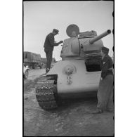 Un blindé T-34 capturé reçoit une croix allemande "Balkenkreuz" pour le distinger des chars soviétiques adverses.