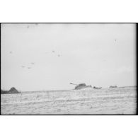 Des pièces d'une batterie lourde de 10,5 cm K18 (schwere 10 cm Kanone 18) en pleine action.