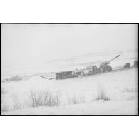 Des pièces d'une batterie lourde de 10,5 cm K18 (schwere 10 cm Kanone 18) en pleine action.