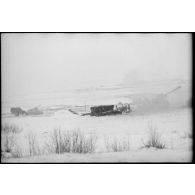 Des pièces d'une batterie lourde de 10,5 cm K18 (schwere 10 cm Kanone 18) en pleine action.