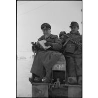 Un officier inspecte le front à bord d'une chenillette NSU "Kettenkrad"  immatriculée WH-468 849.