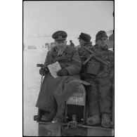 Un officier inspecte le front à bord d'une chenillette NSU "Kettenkrad"  immatriculée WH-468 849.