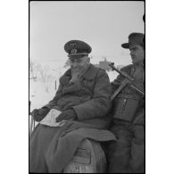 Un officier inspecte le front à bord d'une chenillette NSU "Kettenkrad"  immatriculée WH-468 849.