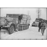Un semi-chenillé Sd.kfz.7 immatriculé WL-70927 tractant un Opel Blitz.