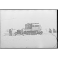 Des camions chenillés Raupenschlepper Ost (RSO) tractent des pièces antichars 7,5 cm Pak 40.