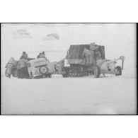Des camions chenillés Raupenschlepper Ost (RSO) tractent des pièces antichars 7,5 cm Pak 40.
